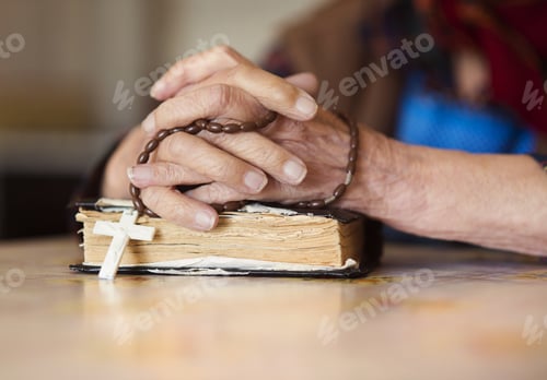 Preview: Old woman praying