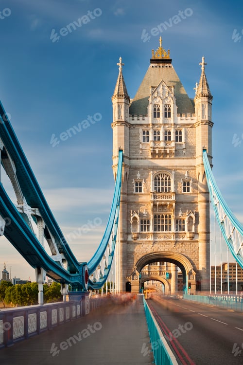 Preview: Tower Bridge in London with blue sky