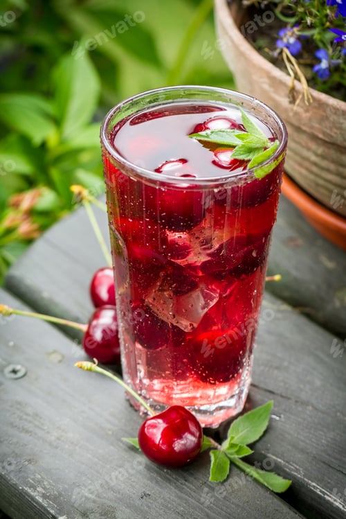 Preview: Fresh juice of sweet cherries with ice