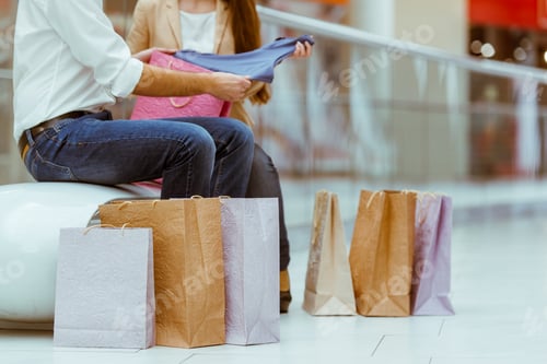 Preview: Couple doing shopping