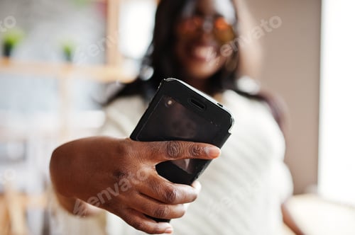 Preview: Africa woman at restaurant