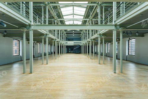 Preview: Empty storage depot with windows