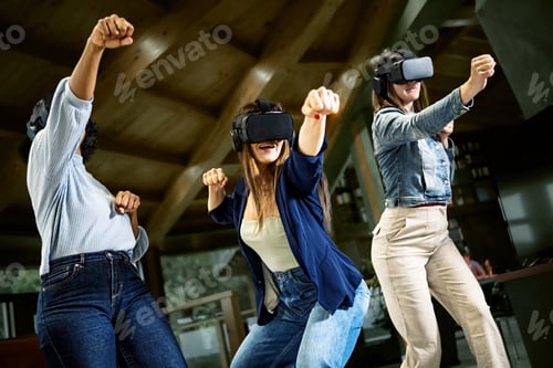 Preview: Women with 360 vr goggles