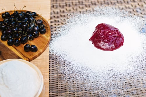 Preview: A bowl of cherries next to a bowl of powdered sugar. Mochi asian dessert