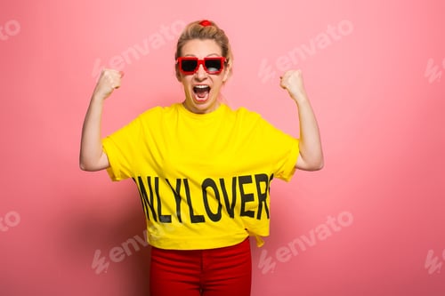 Preview: Blonde woman in bright clothes