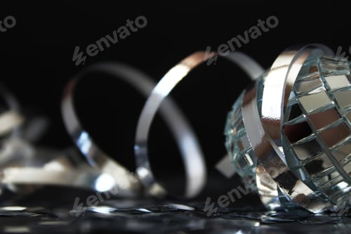 Vista previa: Back background with silver disco ball and streamer