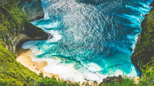 Preview: Manta Bay or Kelingking Beach with huge waves on beach on Nusa Penida Island, Bali, Indonesia