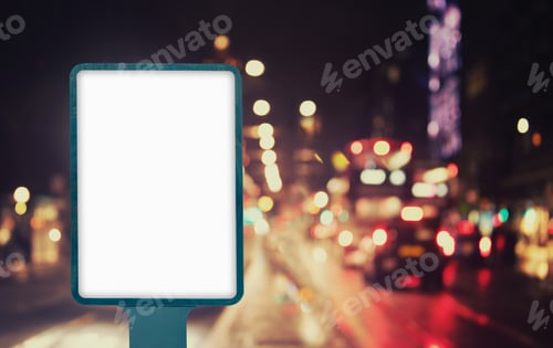 Visualização: Maquete de outdoor ao ar livre em branco na rua da cidade à noite com semáforos