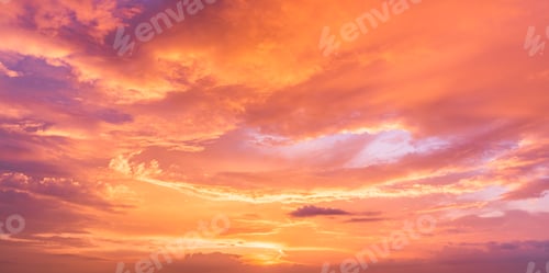 Vorschau: Abendhimmel bei Sonnenuntergang mit orangefarbenem, gelbem Sonnenlicht zur goldenen Stunde