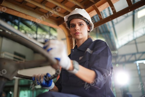 Preview: Worker in metal industry