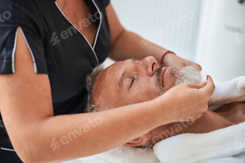 Preview: Eldelry citizen receiving a facial care procedure