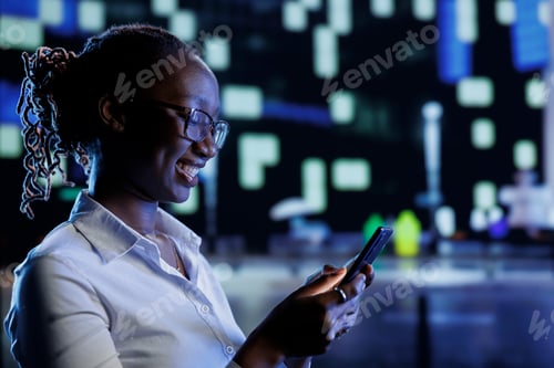 Preview: Citizen online shopping, walking in city
