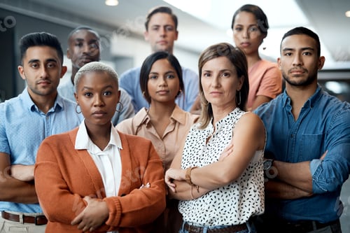 Vista previa: Retrato de un grupo de jóvenes empresarios seguros de sí mismos que trabajan juntos en una oficina moderna