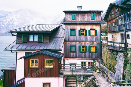 Aperçu: Beautiful shot of wooden houses in Hallstatt village, Alps, Austria
