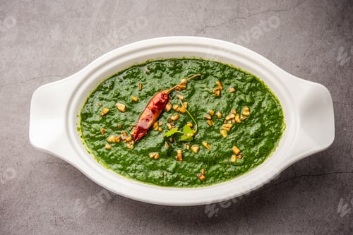 Preview: lasooni palak recipe or dhaba style garlic spinach curry, Indian main course served with naan