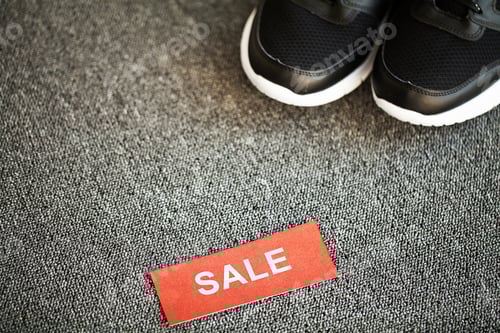 Aperçu: Paire de nouvelles baskets noires élégantes à prix réduit sur fond gris.