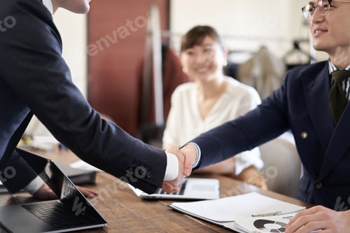 Preview: Hands of Asian businessmen shaking hands