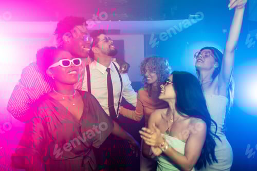 Visualização: Amigos curtindo a vida noturna, dançando na discoteca com luzes coloridas