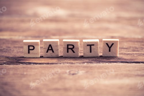 Visualização: elementos de madeira com carta coletada para uma festa de palavras