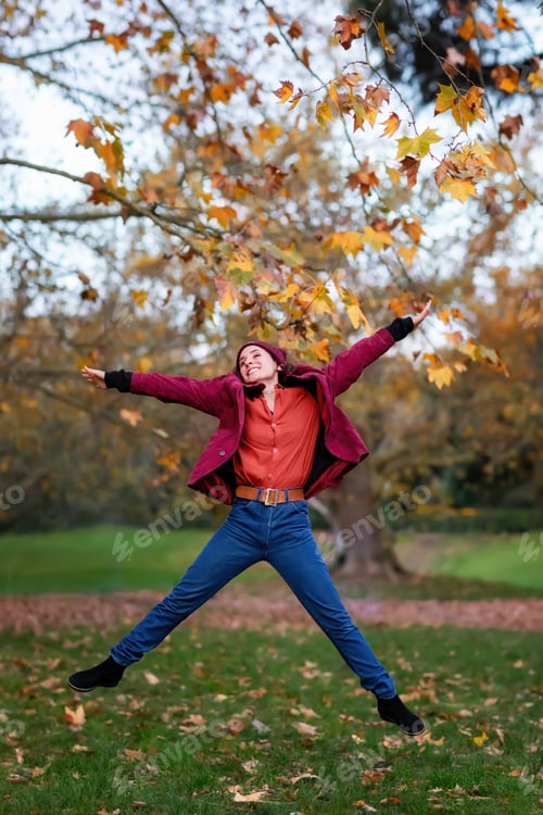 Vista previa: She girl jumps in the autumn nature foliage.