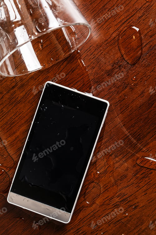 Preview: Smartphone in water