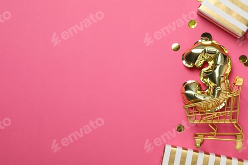 Visualização: Festivo número 3 feito de balões dourados