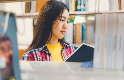 Preview: Students are reading and looking for books to study, make reports