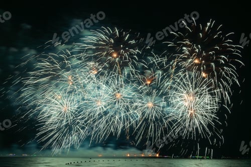 Visualização: Fogos de artifício multicoloridos explodindo sobre a água