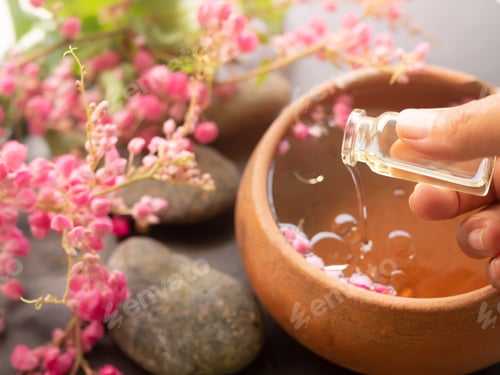 Visualização: Mulher manual coloca óleo de coco no aroma essencial