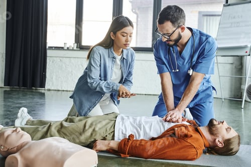 Preview: medical seminar, healthcare worker in uniform and eyeglasses showing to asian woman cardiopulmonary