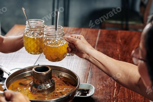 Tazas tintineando para hombres mayores