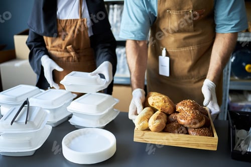 Vista previa: Preparing Food Orders in a Restaurant Kitchen