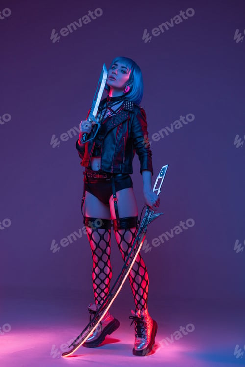 Preview: Fashionable woman fighter with sword and dagger