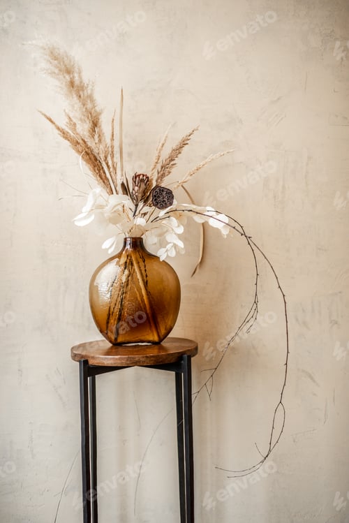 Preview: Composition of dried flowers and herbs in a glass vase