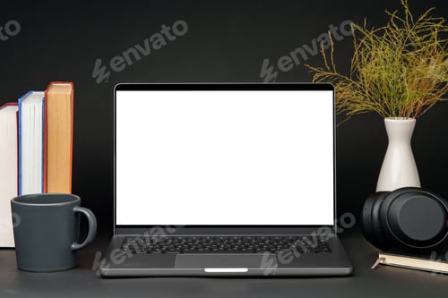 Visualização: Laptop com tela em branco na mesa contra fundo preto