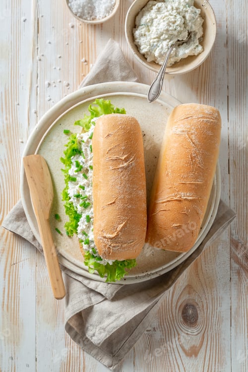 Vista previa: Spring sandwich with lettuce, creamy cheese and chive