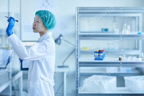 Preview: Doctor working at hospital