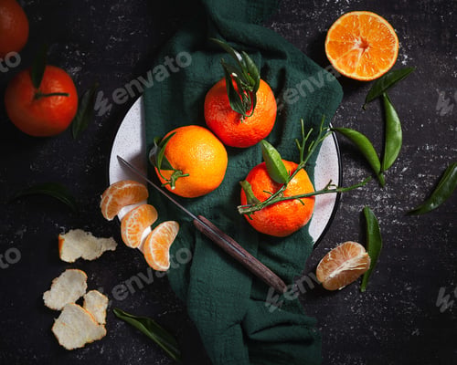 Preview: Top view of fresh mandarins on a dark table