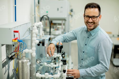Preview: Young man in the electronic workshop