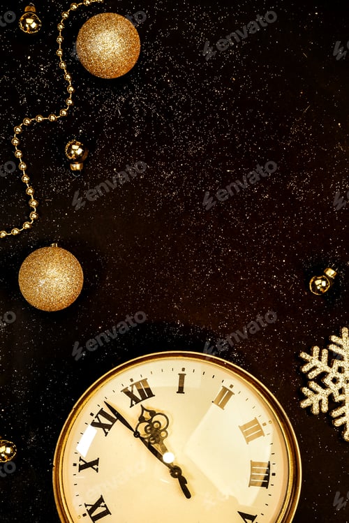 Visualização: Relógio vintage dourado decorado com bolas de natal em um fundo preto em brilhos, véspera de ano novo