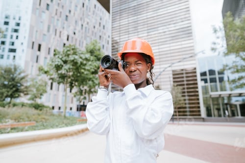 Vorschau: Schwarze Architektin fotografiert vor der Kamera