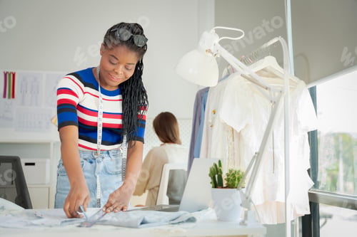 Preview: Women working together Small business