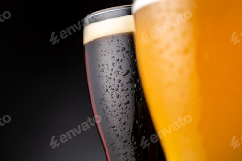 Vista previa: Two glasses of cold beer