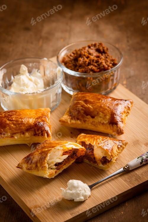 Preview: puff pastry filled with minced meat and cheese