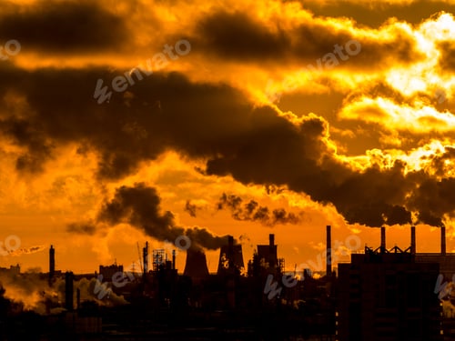 Preview: Industrial plant emitting heavy smoke