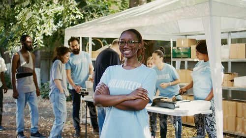 Preview: Black woman attends hunger relief event