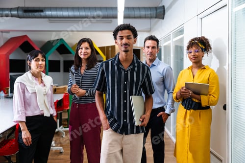 Visualização: Equipe de negócios de startups posando em um corredor de escritório moderno