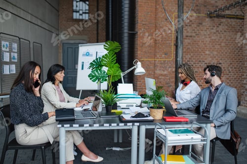 Visualização: Empresários sentados e trabalhando na mesa no escritório, conceito de cooperação e coworking.