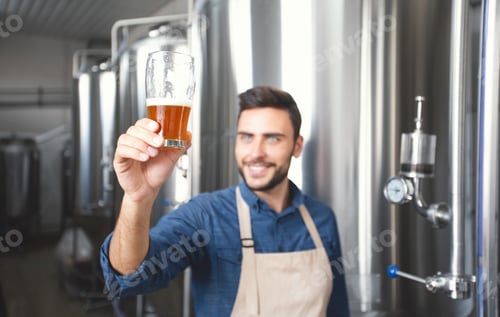 Vista previa: Un cervecero exitoso comprueba la calidad de la bebida artesanal, la producción y las ventas de cerveza en la planta de alcohol