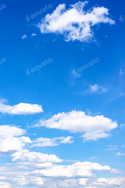 Vorschau: verschiedene weiße Cumuluswolken am blauen Himmel am Tag